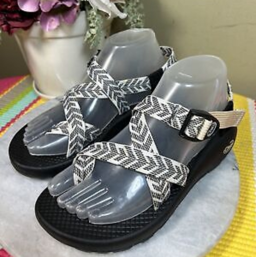 Chaco Z/2 black & white arrow design sandals size 7